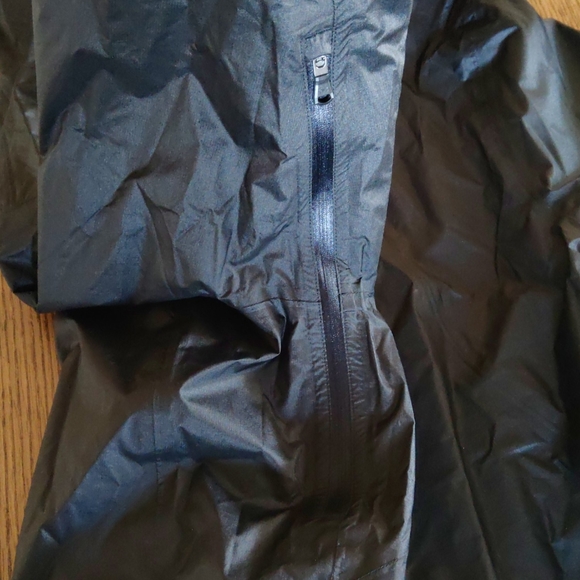 NWT Under A STORM running jacket - Picture 5 of 6